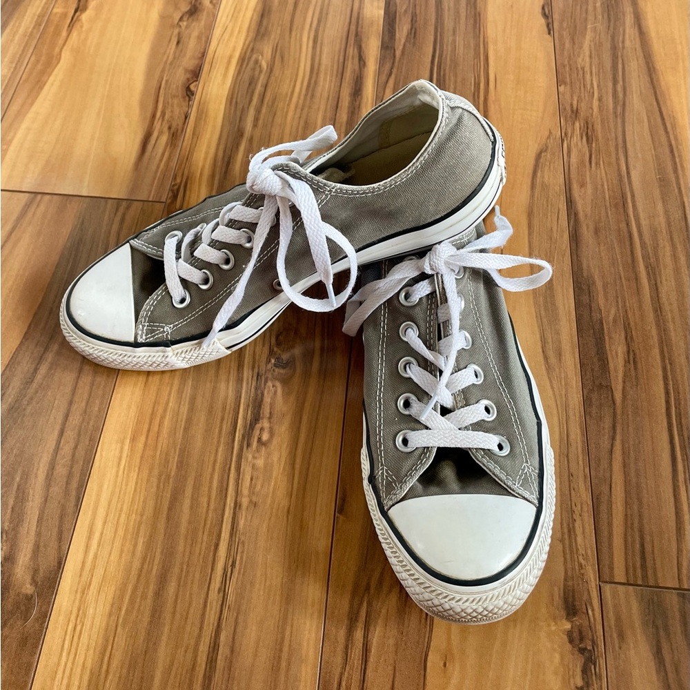 Converse All Star Chuck Taylor’s low top sneakers light charcoal gray. M7 W9.